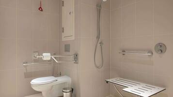 Une salle de bain moderne équipée de toilettes, d’un bidet et d’une douche.