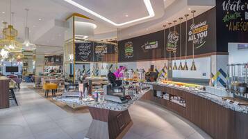 Café da manhã com buffet grátis todos os dias