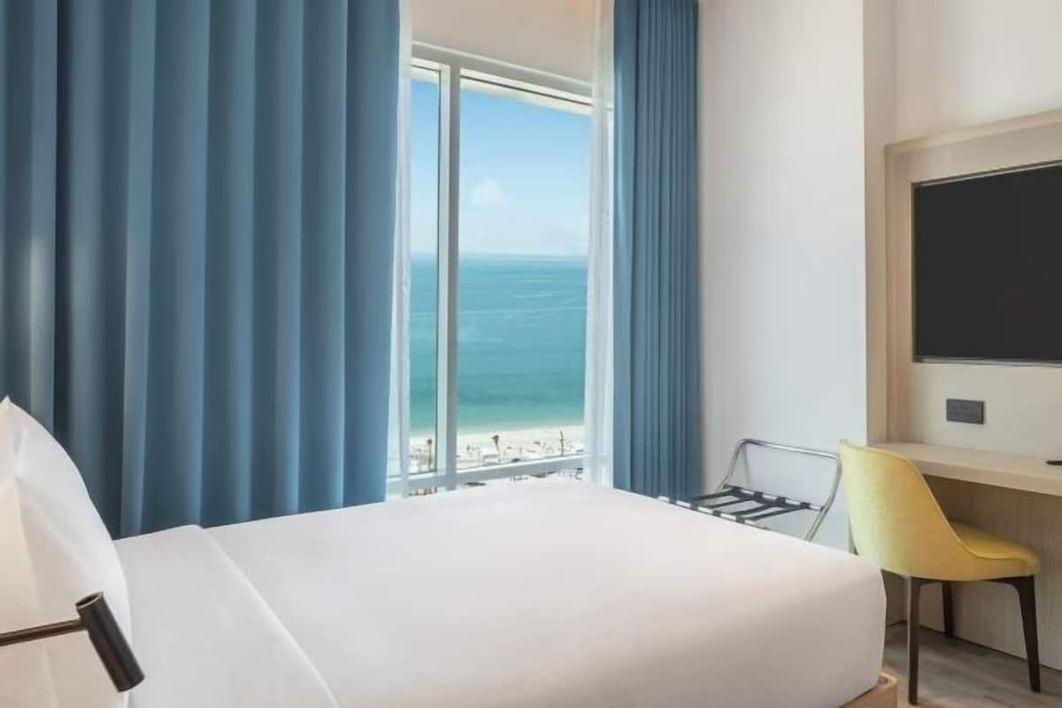 Premium bedding, in-room safe, desk, laptop workspace