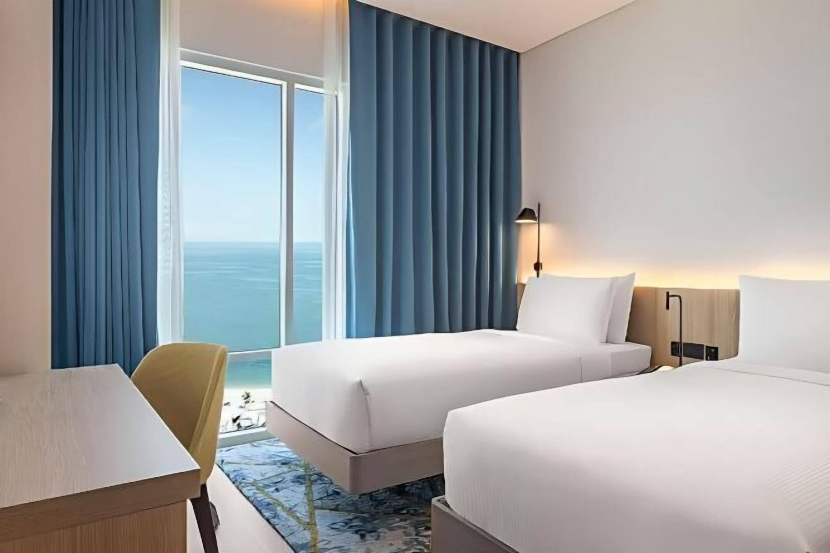 高档床上用品、客房内保险箱、特色家居、办公桌