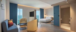 Habitació, 1 llit de matrimoni, no fumadors | Sala d'estar | Televisor LED de 55 polzades amb canals per satèl·lit