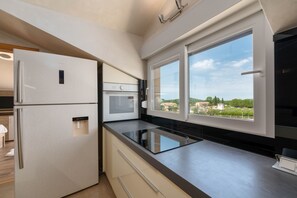 Køleskab, mikrobølgeovn, ovn, kogeplade