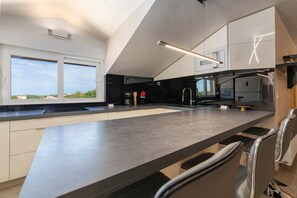 Kjøleskap, mikrobølgeovn, ovn og kokeplater