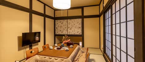 高级独立别墅 | 客厅 | 32-英寸纯平电视(配备数码频道)