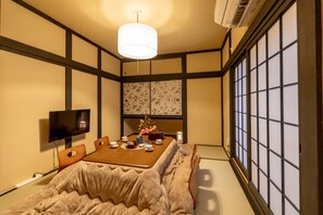 Superior House | Living room | 32-inch flat-screen TV with digital channels - Uzushio - Self Check-In Only (Osaka)