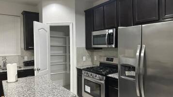 Geladeira, micro-ondas, fogão, cooktop