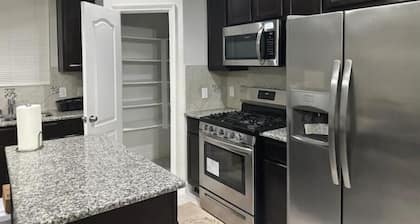 Modern / Spacious Haven in the Heart of Conroe - Entire Home