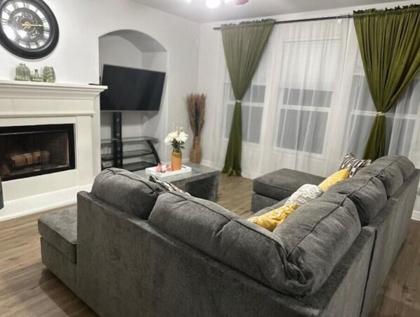 Smart TV, fireplace - Modern / Spacious Haven in the Heart of Conroe - Entire Home (Conroe)