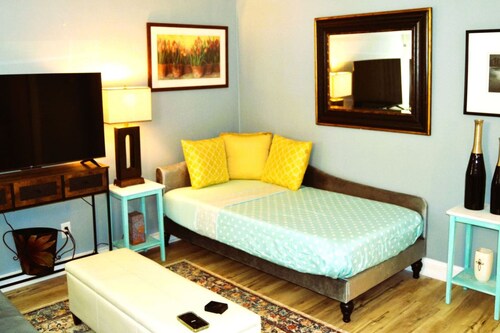 Red 3: A Cozy Two-bedroom Apartment