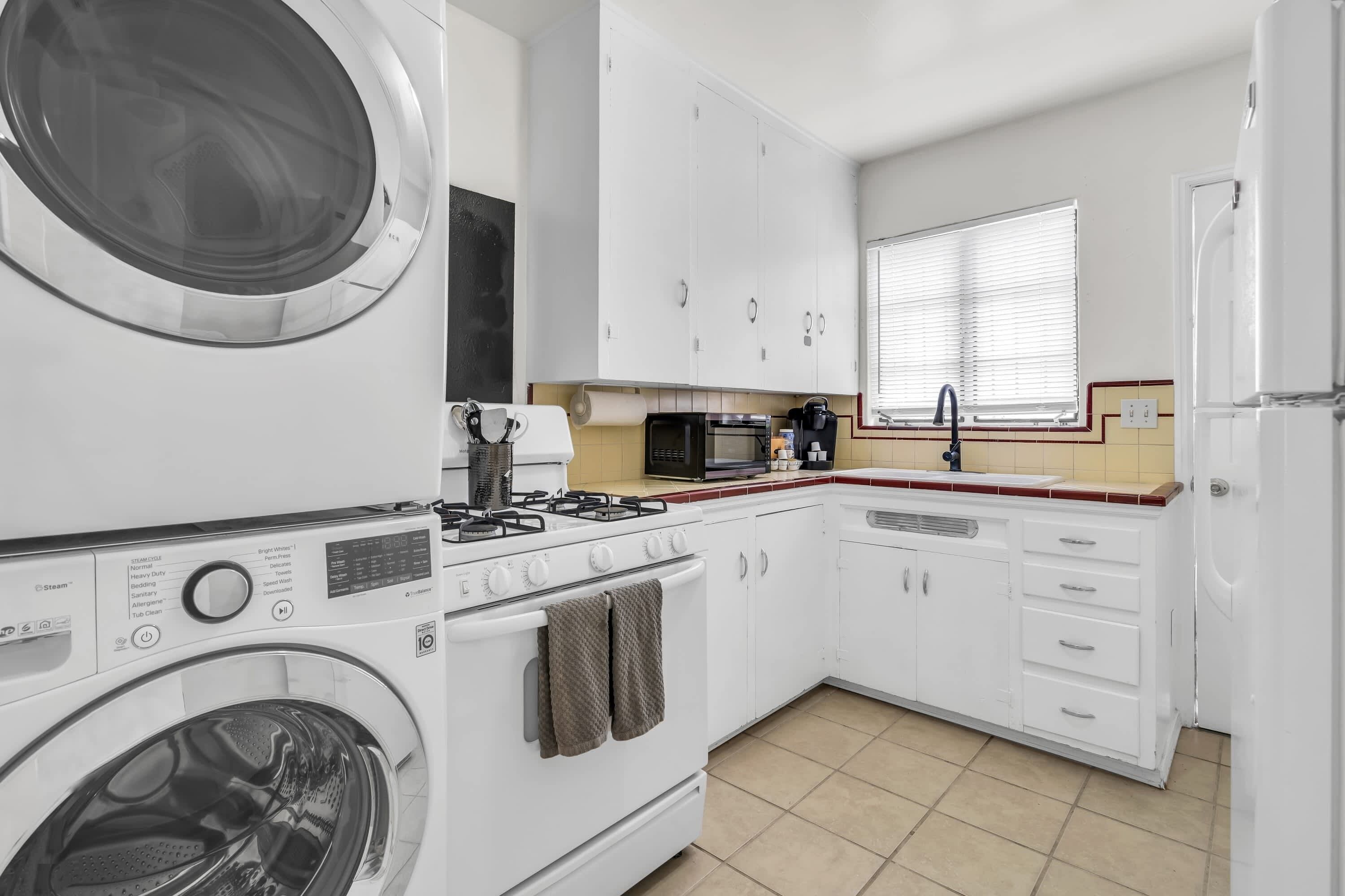 Jääkaappi, mikroaaltouuni, liesi, kahvin-/teenkeitin