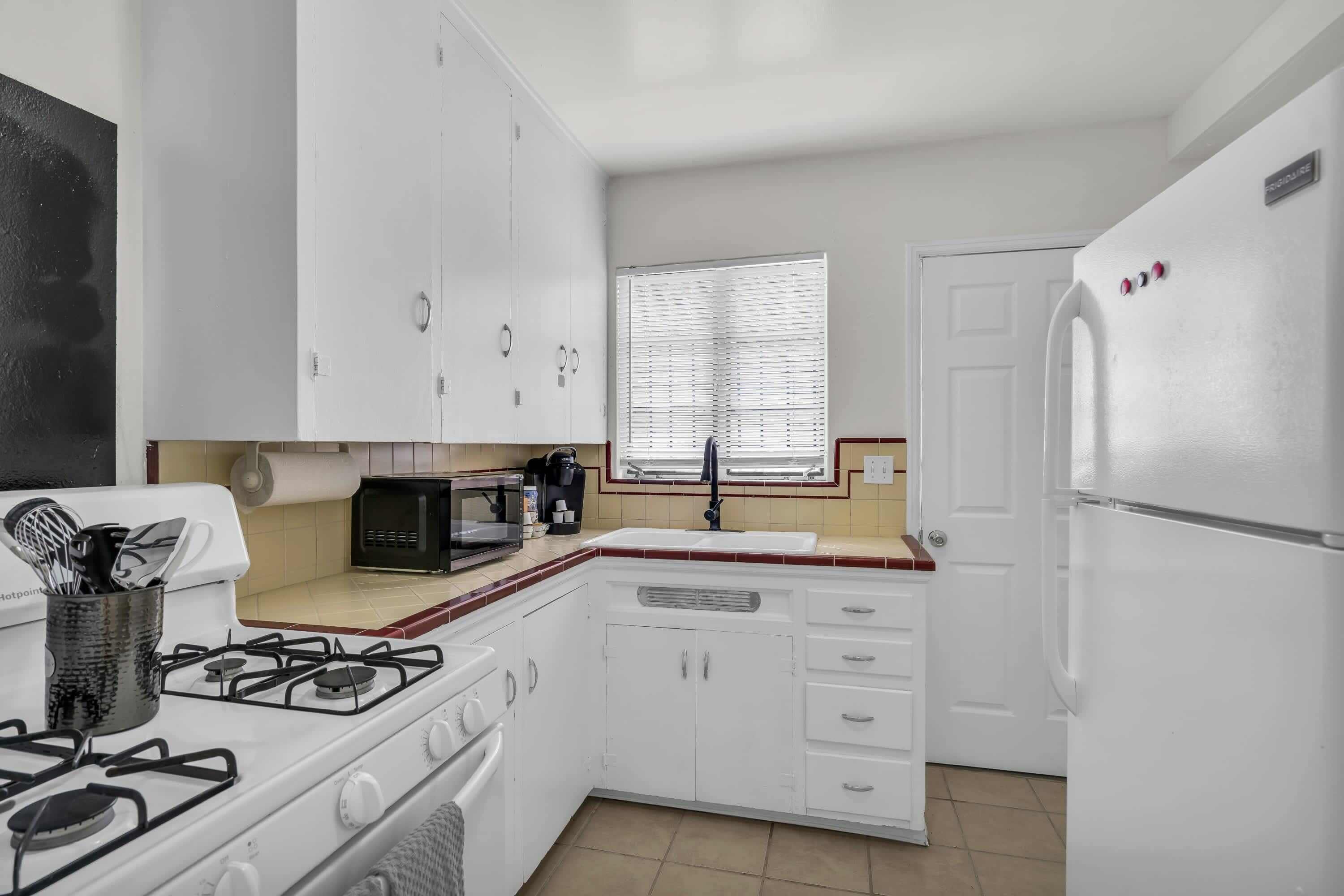 Kjøleskap, mikrobølgeovn, kokeplater og kaffetrakter/tekoker