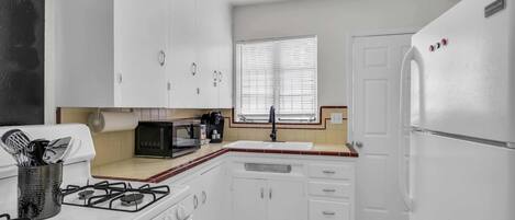 Een koelkast, een magnetron, een kookplaat