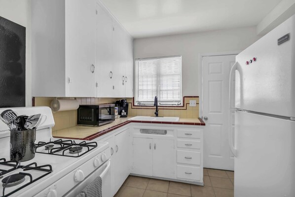 ثلاجة، ميكروويف، موقد طهي مسطح، ماكينة لصنع القهوة/الشاي