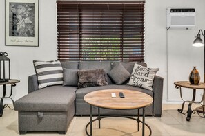 TV - Prime 1BR Stay | Near UofA & Theater Shows (Tucson)