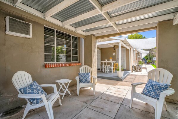 Outdoor dining - Prime 1BR Stay | Near UofA & Theater Shows (Tucson)