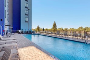 Una piscina al aire libre