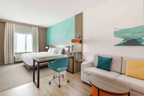 Muebles diferentes, escritorio y espacio para trabajar con laptop 