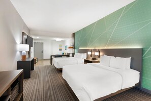 Suite, varias camas, para no fumadores | Muebles diferentes, escritorio y espacio para trabajar con laptop 