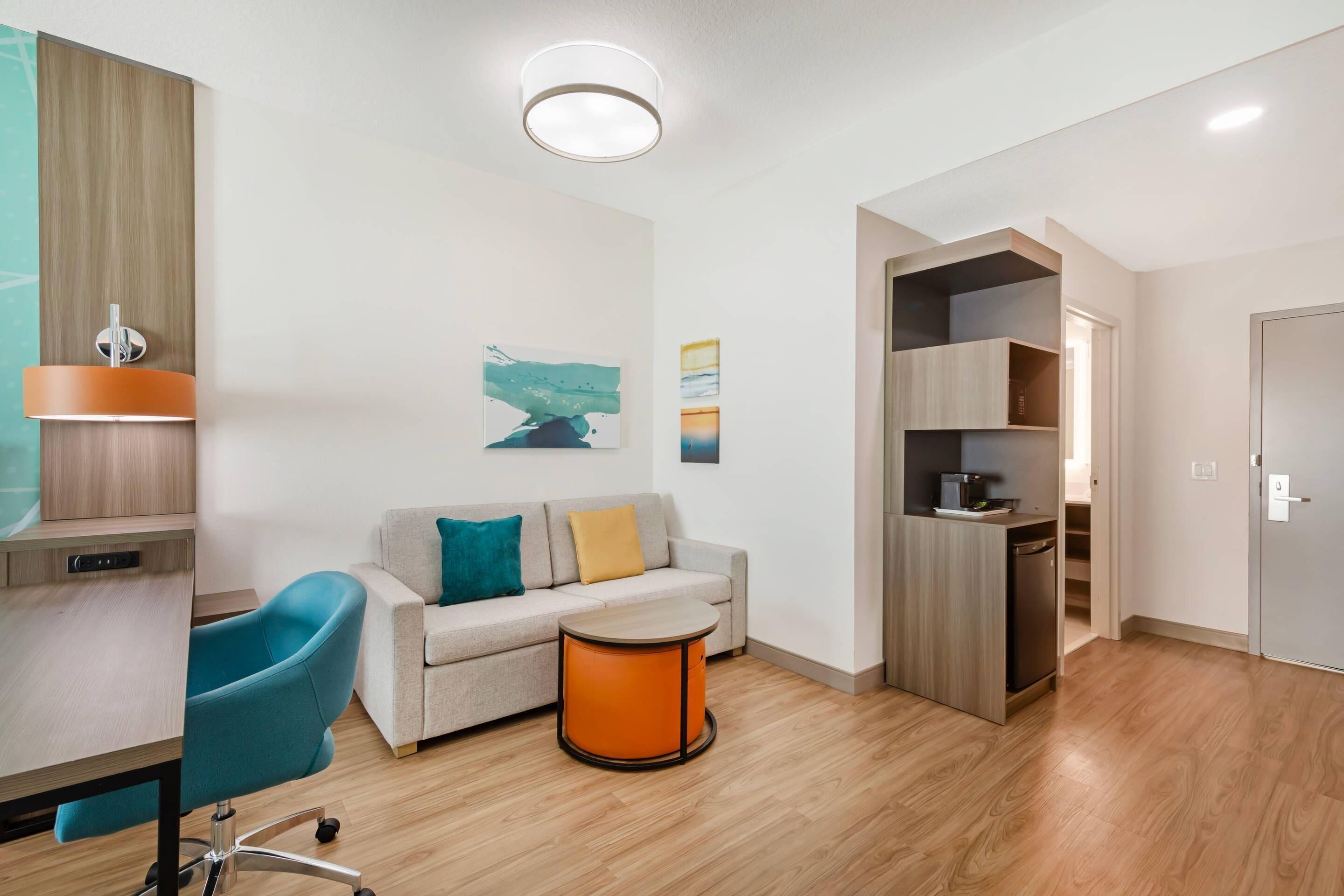 Muebles diferentes, escritorio y espacio para trabajar con laptop 