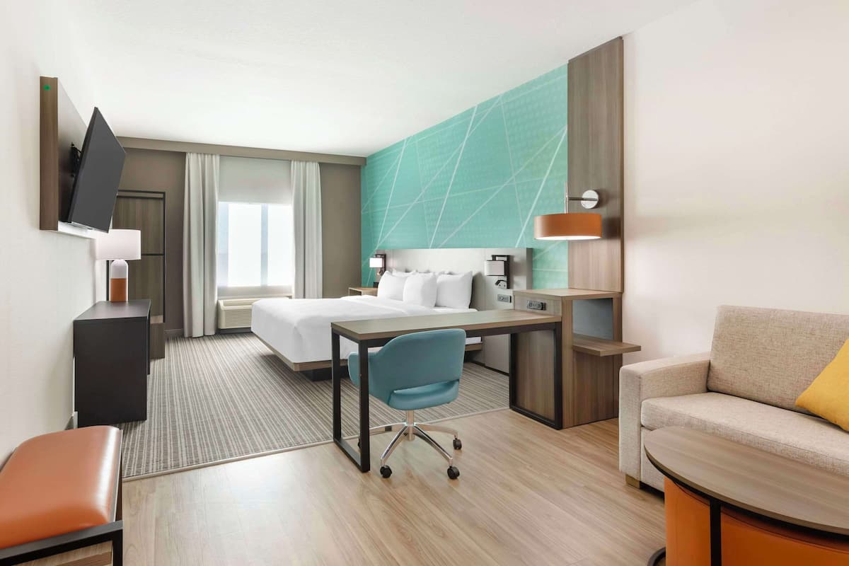 Suite, 1 King-Bett und Schlafsofa, Nichtraucher | 1 Schlafzimmer, individuell eingerichtet, Schreibtisch
