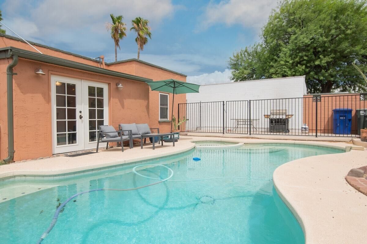 Cozy Tucson Retreat, 2BR fast WiFi, fenced yard
