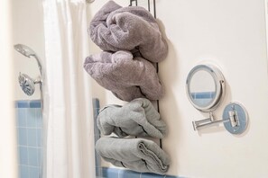 Shower, hair dryer - Southwest‑Inspired Summer Place | Near UofA (Tucson)