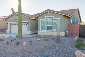 Exterior - Peaceful Poolside Retreat: Near Tucson Rodeo (Marana)
