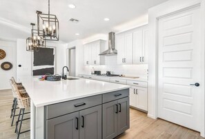 Fridge, microwave, oven, stovetop - Peaceful Poolside Retreat: Near Tucson Rodeo (Marana)