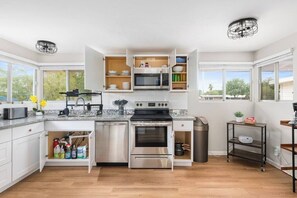 雪櫃、微波爐、焗爐、爐具