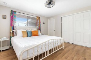 4 bedrooms, iron/ironing board, travel crib, WiFi - Eastside Family Retreat | Spacious Yard & Games (Tucson)