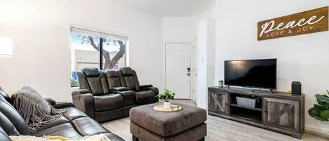 Una televisión, libros, una oficina