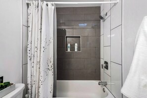 Douche, sèche-cheveux, savon, shampoing