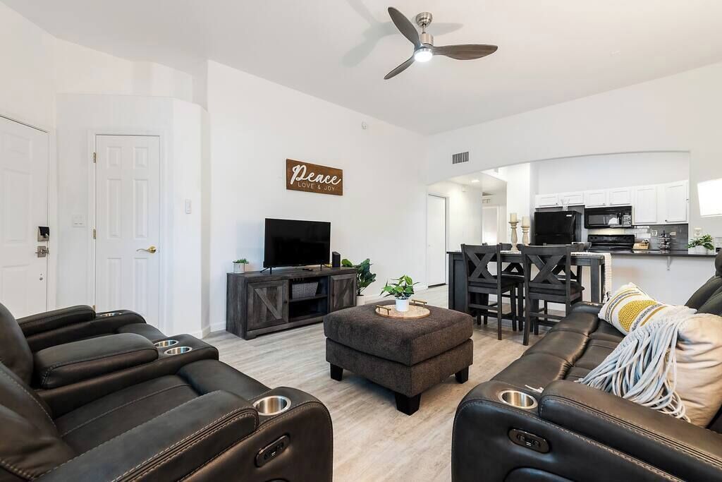 Fernseher, Bücher, Arbeitsbereiche