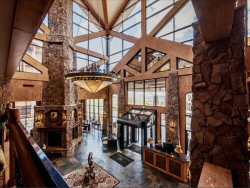 Ski-in Ski-out luxury 1 bdrm sleeps 4. base of Canyons, 4 minute walk to gondola