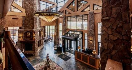 Ski-in Ski-out luxury 1 bdrm sleeps 4. base of Canyons, 4 minute walk to gondola