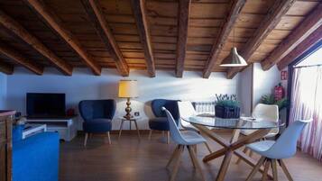 Deluxe Penthouse, Resort View | Living area
