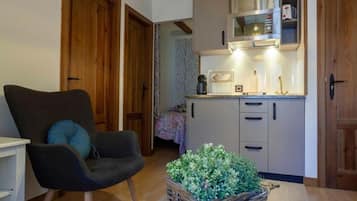 Apartament Deluxe, vistes al complex turístic | Cuina privada | Frigorífic gran, microones i placa de cuina