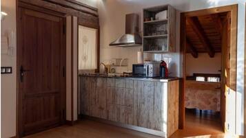 Penthouse Deluxe, vista al resort | Cocina privada | Refrigerador con congelador, microondas y parrilla de estufa