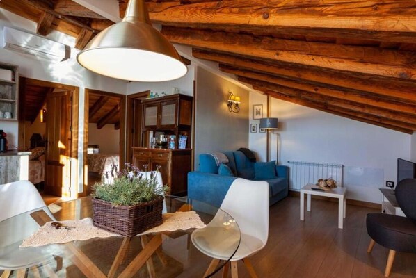 Deluxe Penthouse, Resort View | Living area