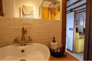 Basic Loft | Bathroom | Towels, soap, shampoo, toilet paper - TOP MEDIEVAL S.L (Siguenza)