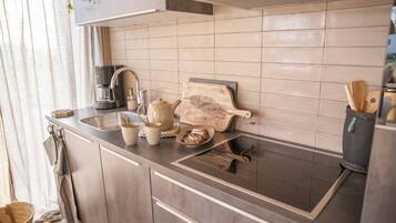 Een koelkast, een magnetron, een oven, een kookplaat