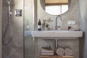 Dusche, umweltfreundliche Kosmetikartikel, Haartrockner, Seife