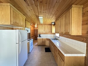 Fridge, microwave, oven, stovetop - Enjoy this cozy family-style home along the Klamath River, just off HWY 101! (Klamath)