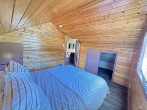 3 bedrooms, WiFi, bed sheets, wheelchair access - Enjoy this cozy family-style home along the Klamath River, just off HWY 101! (Klamath)