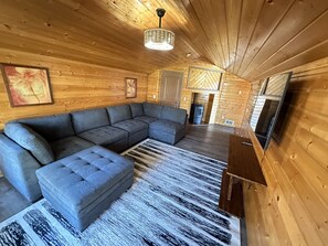 Smart TV, fireplace - Enjoy this cozy family-style home along the Klamath River, just off HWY 101! (Klamath)