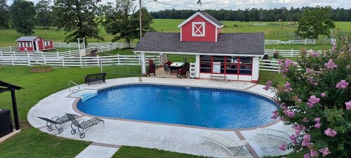 The White House Ranch Guest House: A cozy 2-bedroom cottage in Warm Springs. Ga.