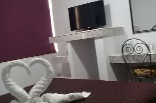 Iron/ironing board, free WiFi, bed sheets