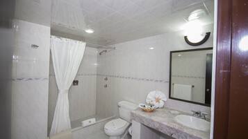 Articles de toilette gratuits, sèche-cheveux, serviettes fournies