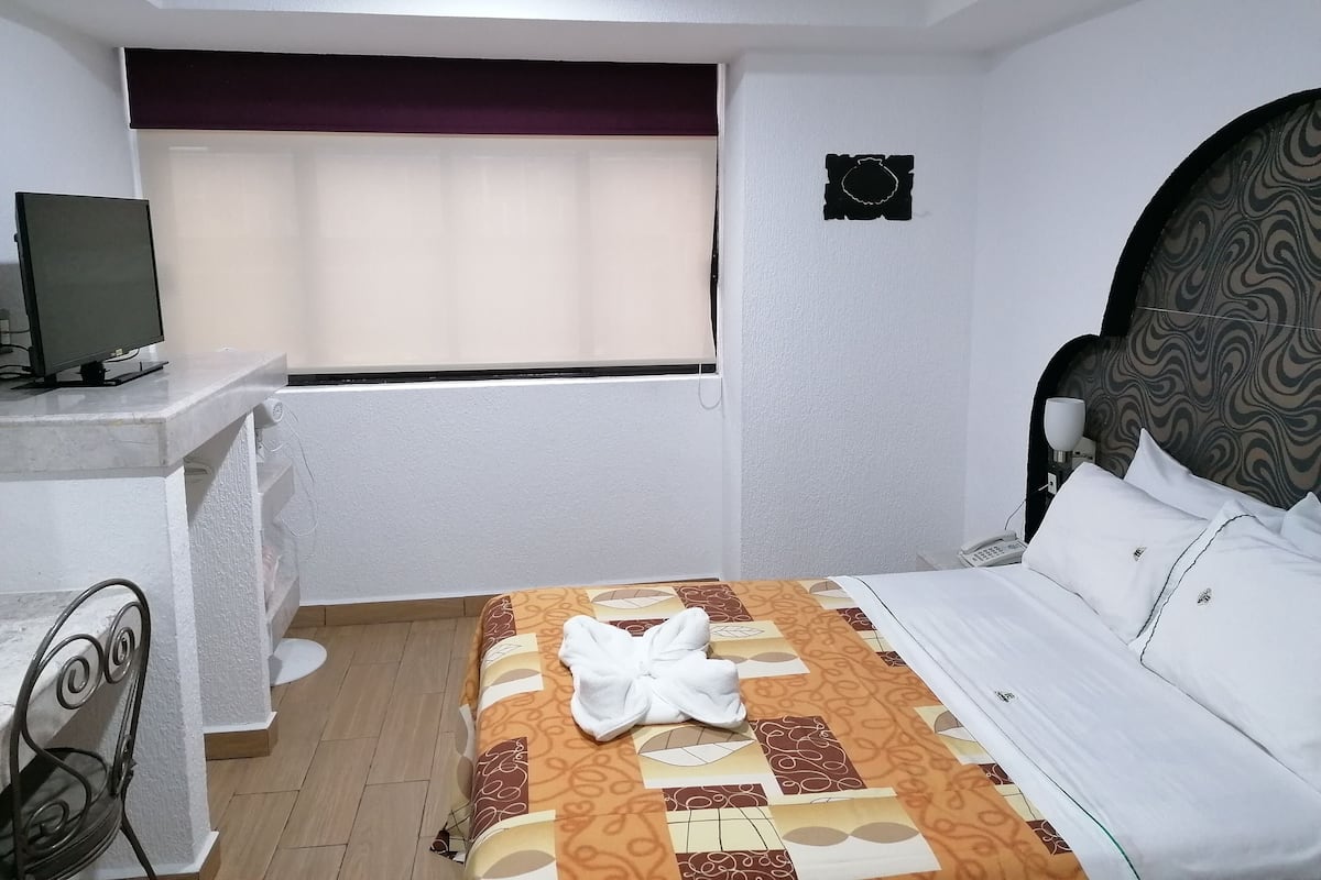 1 habitación, tabla de planchar con plancha, wifi gratis y ropa de cama