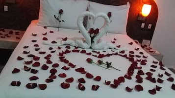 Tabla de planchar con plancha, wifi gratis y ropa de cama